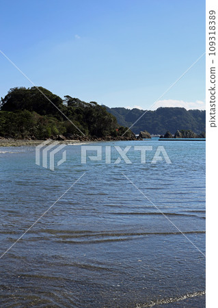 Hashikui Rock on the coast of Kushimoto Town 109318389