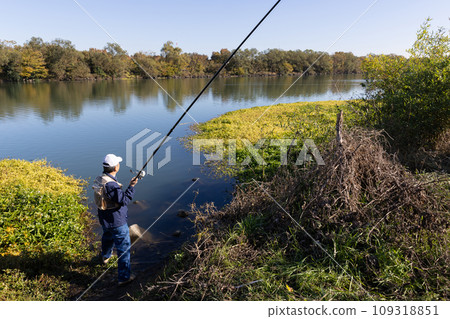 一個享受釣魚嗜好的男人 109318851