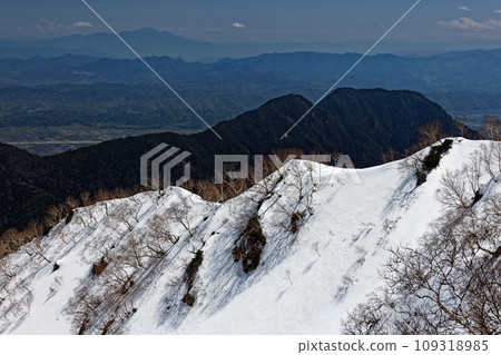 Mt. Ariake and Mt. Asama seen from the snowy Northern Alps and Tsubadake ridgeline 109318985