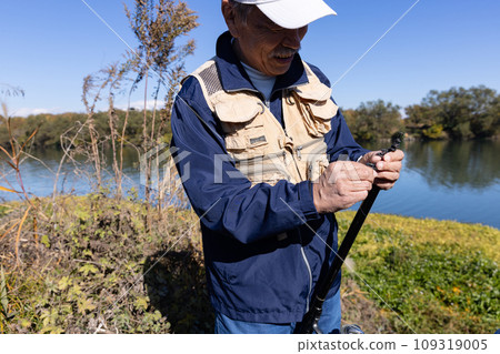 一個享受在大自然中釣魚的愛好的男人 109319005