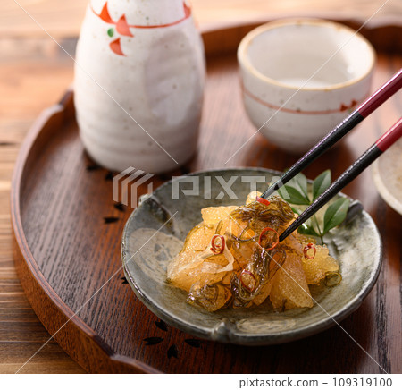 Standard New Year dishes: Matsumae pickles and sake 109319100