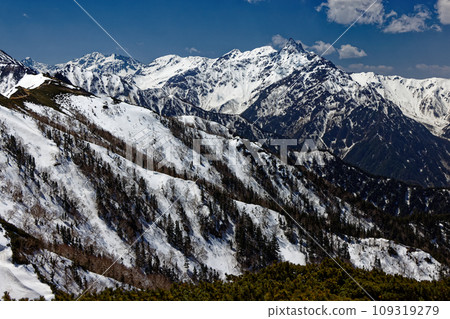 從北阿爾卑斯山的椿嶽山脊看到殘雪的矢鹿岳和穗高山 從北阿爾卑斯山的椿嶽山脊看到殘雪的矢鹿岳和穗高山 109319279