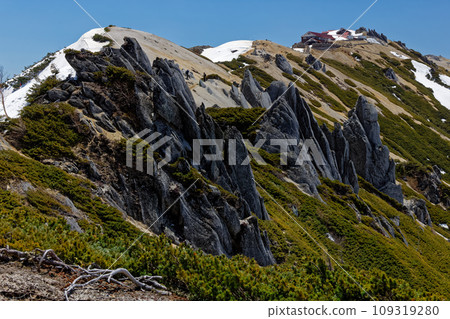 Tsubakuso seen from the Tsubakudake ridgeline in the Northern Alps 109319280