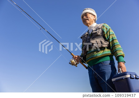 享受釣魚嗜好的老人 109319437