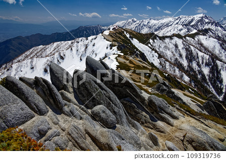 從北阿爾卑斯山的津嶽山脊線看到的燕山莊，以及殘雪的大天童岳和常年山 109319736