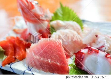 什錦黑喉魚和當地魚生魚片 什錦黑喉魚和當地魚生魚片 109319760