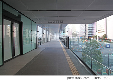 從下沉花園一側連接 JR 大阪站和 JP 塔大阪的行人甲板 109319889