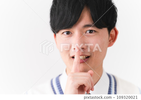 穿著校服的年輕人，學生形象 109320021
