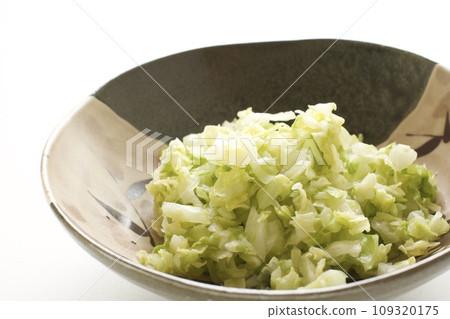 Chopped cabbage 109320175
