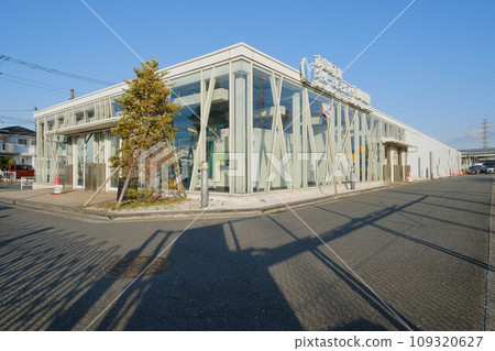 Higashiyamada Station station building with lots of glass 109320627