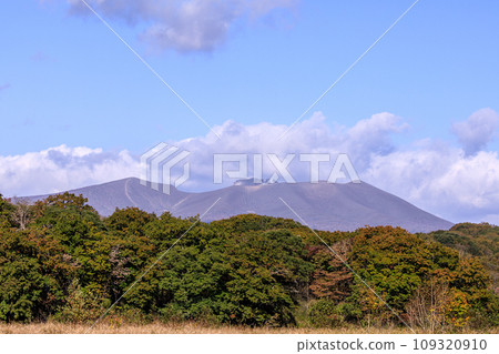 從北海道苫小牧市錦大沼公園眺望秋天的樽前山【10月】 109320910