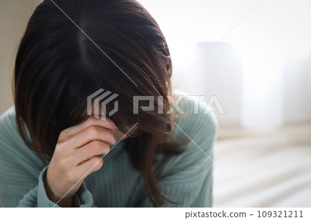 Woman crying Woman crying 109321211