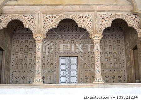 Agra Fort, where the throne room was located 109321234
