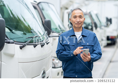 在卡車前面工作的中年男子司機 109323112