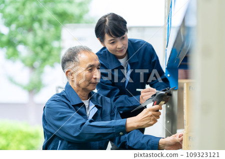 中年男女工人在倉庫檢查物品 109323121