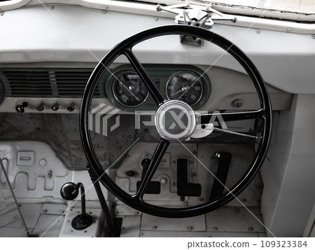 復古老引擎蓋公車司機座椅 109323384
