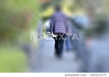 日本橫濱的城市景觀 寒冷的十二月...戴著手持面具的老婦...不久後她從洗腦中醒來...=橫濱市 日本橫濱的城市景觀 寒冷的十二月...戴著手持面具的老婦...不久後她從洗腦中醒來...=橫濱市 109323575