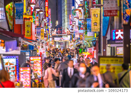 日本東京城市景觀十一月。與繁華的阿美橫地區平行的上中…沒有冠狀病毒 = 22 日 109324173
