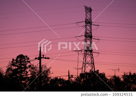 夕陽下的電線和鋼塔 夕陽下的電線和鋼塔 109324531