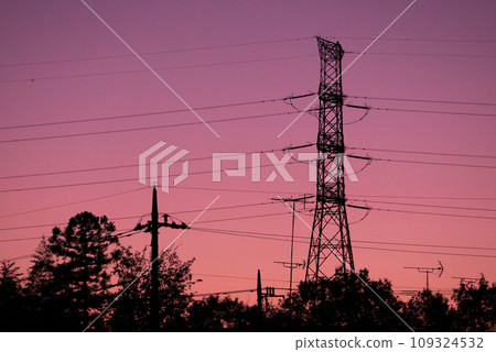 夕陽下的電線和鋼塔 夕陽下的電線和鋼塔 109324532