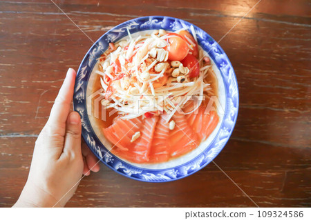 spicy salmon salad or spicy salad , fish salad or salmon salad or som tam or salmon and papaya salad 109324586