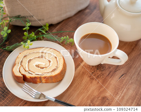 美味的蛋糕捲和茶[甜點] 109324714