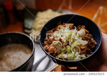 Char siu bowl from Aomori's Geki Nibo restaurant (Aomori City, Aomori Prefecture) Char siu bowl from Aomori's Geki Nibo restaurant (Aomori City, Aomori Prefecture) 109325015