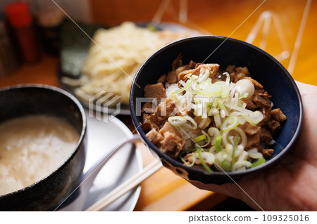 Char siu bowl from Aomori's Geki Nibo restaurant (Aomori City, Aomori Prefecture) 109325016