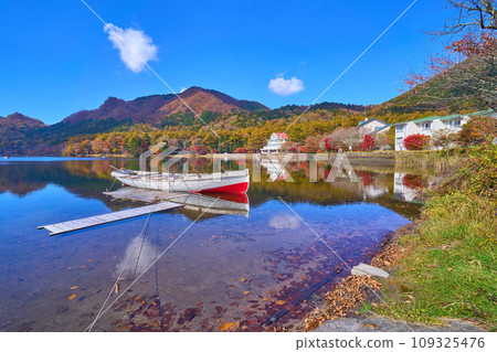 從群馬縣高崎市榛名湖畔欣賞紅葉的冰牛山 從群馬縣高崎市榛名湖畔欣賞紅葉的冰牛山 109325476