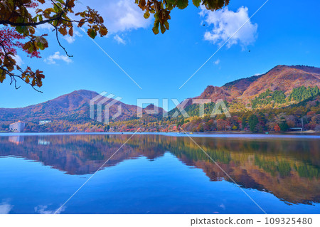 秋天從群馬縣高崎市榛名湖畔眺望的冰牛山和神岳的紅葉景色。 109325480