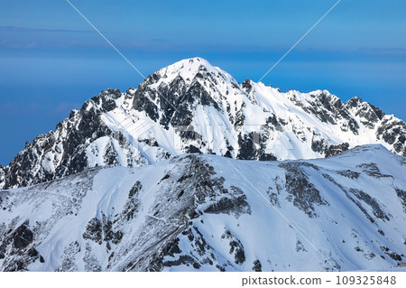 白雪皚皚的北阿爾卑斯山中的劍岳 109325848