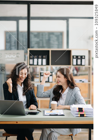 Young business team creative businesspeople coworker, teamwork celebrating achievement and in planning design in creative in modern office Young business team creative businesspeople coworker, teamwork celebrating achievement and in planning design in creative in modern office 109325849