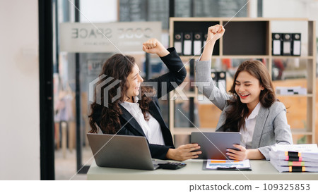 Young business team creative businesspeople coworker, teamwork celebrating achievement and in planning design in creative in modern office 109325853