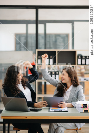 Young business team creative businesspeople coworker, teamwork celebrating achievement and in planning design in creative in modern office 109325854