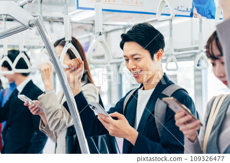 通勤列車上穿著休閒辦公服的男子。攝影由京王電鐵株式會社提供。 通勤列車上穿著休閒辦公服的男子。攝影由京王電鐵株式會社提供。 109326477
