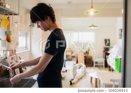 丈夫做家務，妻子在幕後偷懶 109326915