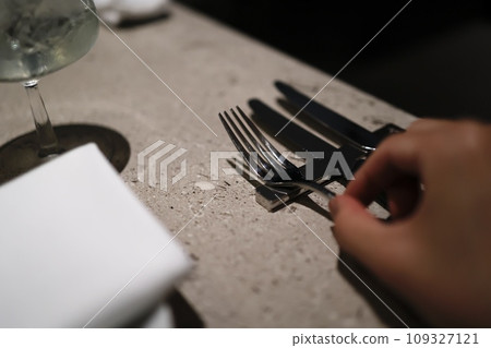 刀叉-在餐廳吃飯前的場景 109327121