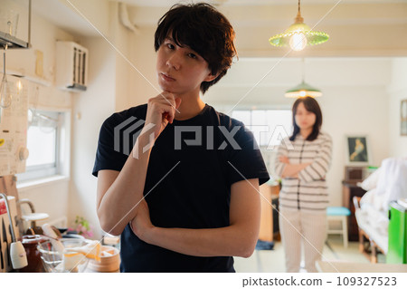 丈夫在家被妻子調侃 109327523