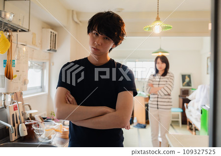 丈夫在家被妻子調侃 109327525