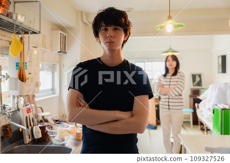 丈夫在家被妻子調侃 109327526