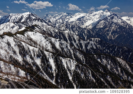 北阿爾卑斯山 - 從椿嶽山脊線、穗高山脈和大天養岳看到的殘雪之矛 109328395