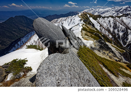 View of Tsubame-sanso, Mt. Ariake, and Azumino from Mt. Tsubaku in the Northern Alps 109328496