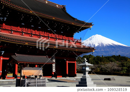 靜岡縣「大石寺」三門與富士山風景 靜岡縣「大石寺」三門與富士山風景 109328519
