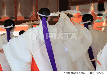 Kabuki dancing 109328592