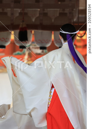 Kabuki dancing 109328594