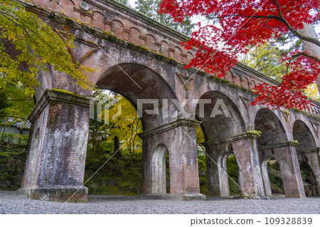 Kyoto in autumn: A collaboration of Suirokaku and autumn leaves on the grounds of Nanzenji Temple 109328839