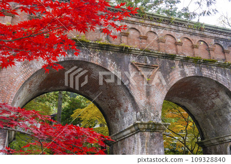 Kyoto in autumn: A collaboration of Suirokaku and autumn leaves on the grounds of Nanzenji Temple 109328840