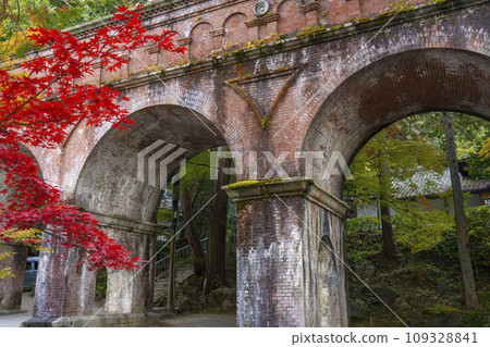 Kyoto in autumn: A collaboration of Suirokaku and autumn leaves on the grounds of Nanzenji Temple 109328841