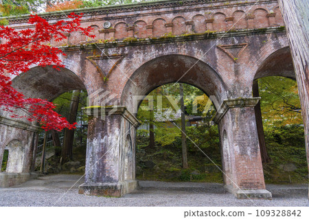 Kyoto in autumn: A collaboration of Suirokaku and autumn leaves on the grounds of Nanzenji Temple 109328842