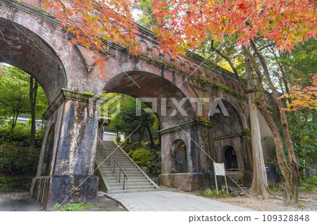 Kyoto in autumn: A collaboration of Suirokaku and autumn leaves on the grounds of Nanzenji Temple Kyoto in autumn: A collaboration of Suirokaku and autumn leaves on the grounds of Nanzenji Temple 109328848